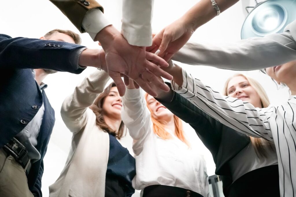 imagem simbolizando a cultura organizacional de uma empresa, mostrando colaboradores felizes e comprados com a mentalidade da empresa, tendo um desempenho com o time.