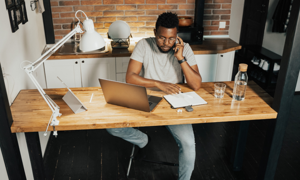 Imagem de um homem no escritório de sua casa, home-office , trabalhando.