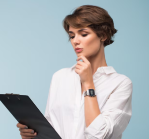 Jovem empresária analisando sua concorrência de maneira estratégica.