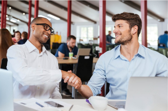 gestor apertando mão dos clientes