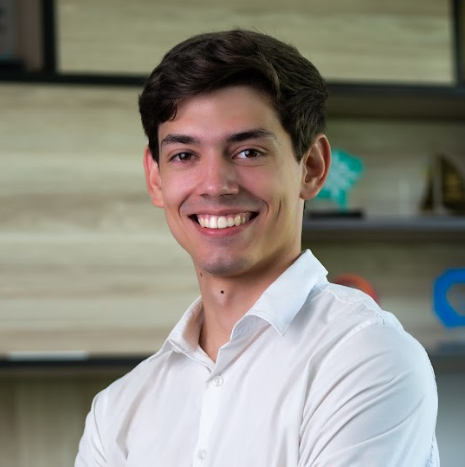 Foto do diretor de estratégia ( homem branco de cabelos escuros, usando uma camisa social branca).