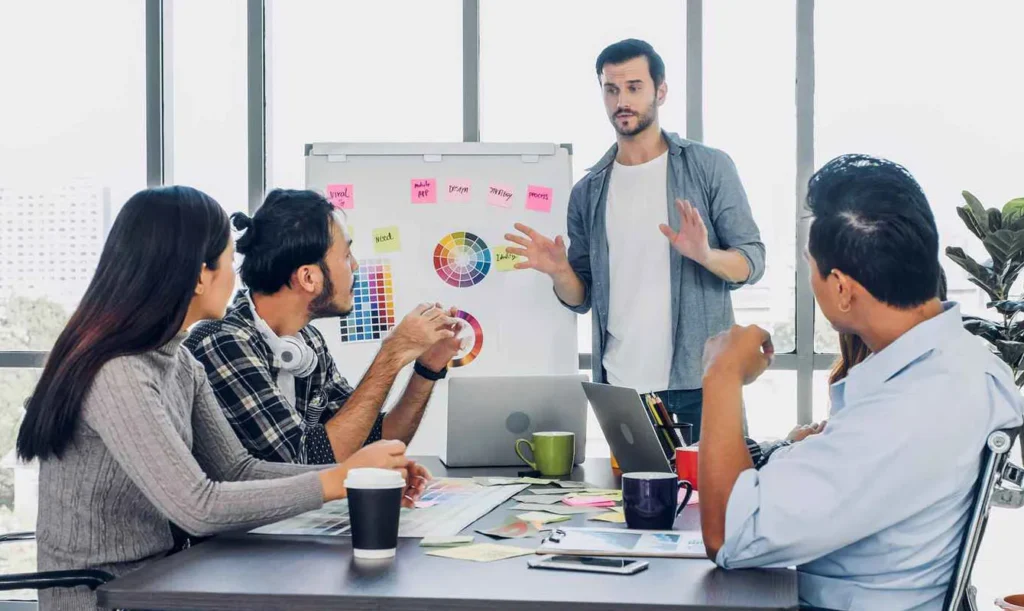 Pessoas analisando um gráfico em uma sala