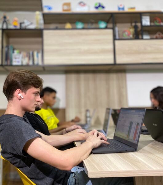 Fote de Homem branco digitando em um computador na sala da A.C.E. Consultoria