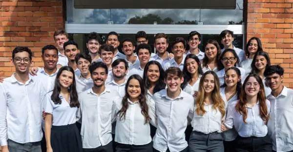 Grupo de pessoas vestindo branco