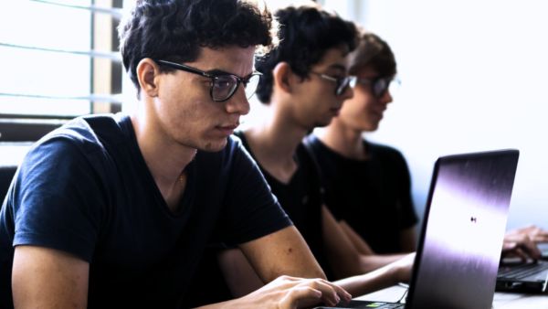 Três homens digitando no computador