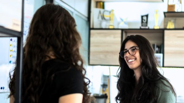 Duas mulheres conversando em um escritório