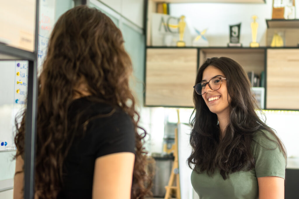 Equipe discutindo sobre a empregabilidade de técnicas de vendas para alcançar maior sucesso na A.C.E Consultoria