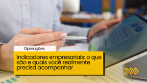 mulher observando os indicadores empresariais