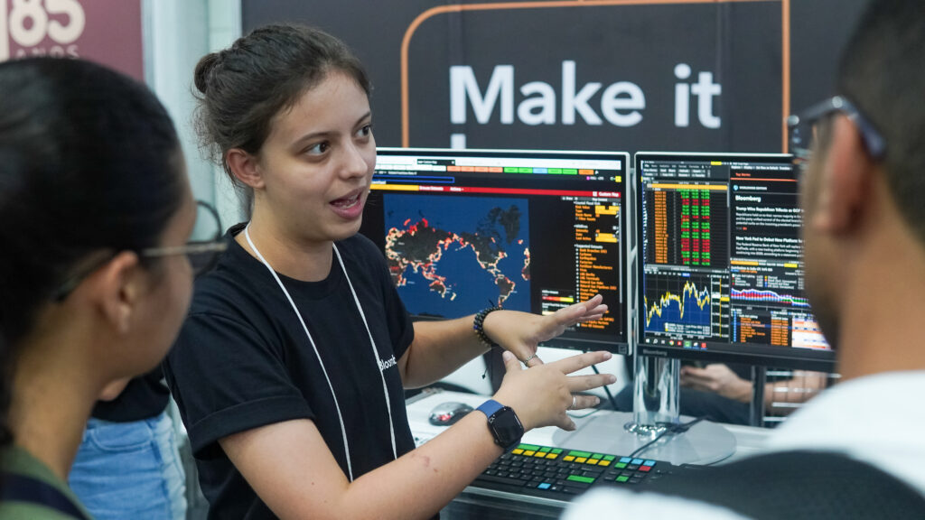 Mulher mostrando os indicadores empresariais